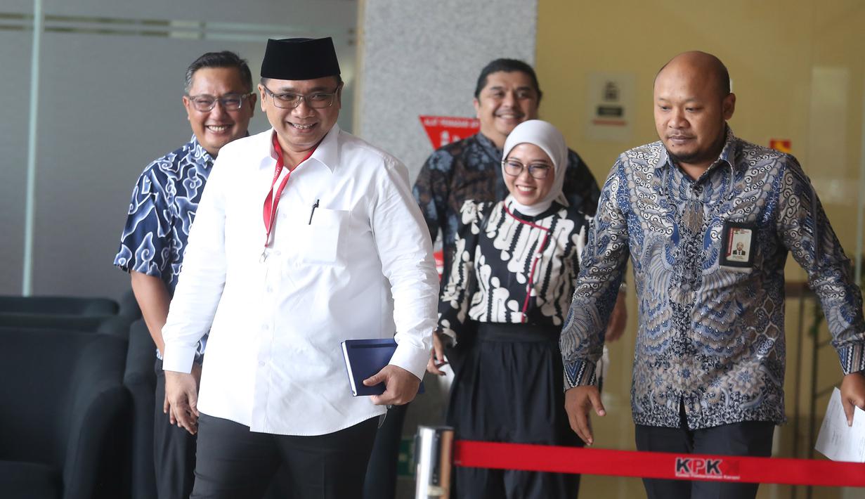 Diketahui, Ishfah Abidal Aziz alias Gus Alex merupakan staf khusus Yaqut Cholil Qoumas saat menjabat sebagai Menteri Agama pada periode 2019-2024. Tampak dalam foto, tersangka kasus dugaan korupsi kuota haji, Yaqut Cholil Qoumas (kiri) bersiap menjalani pemeriksaan di Gedung Merah Putih Komisi Pemberantasan Korupsi (KPK), Jakarta, Jumat (30/1/2026). (merdeka.com/Arie Basuki)