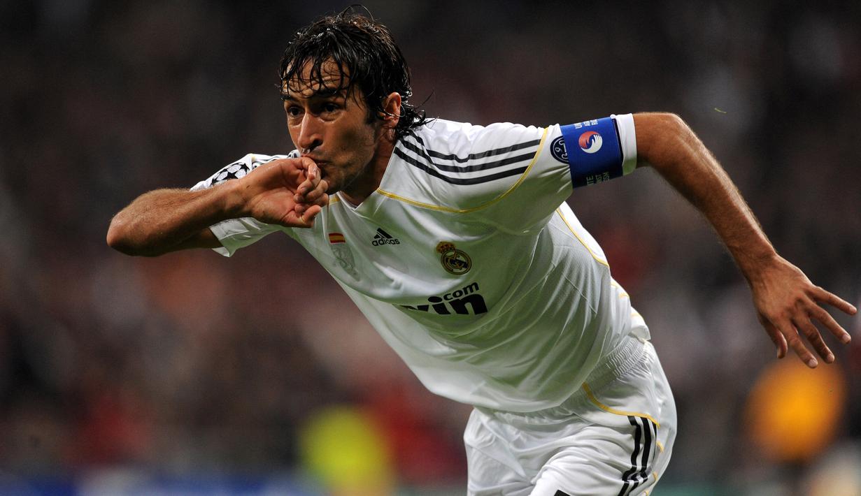 Raul Gonzalez. Striker legenda Real Madrid ini total bermain dalam 16 musim, mulai 1994/1995 hingga 2009/2010 dan tampil dalam 741 laga dengan torehan 323 gol. Ia pensiun pada 2015 bersama New York Cosmos yang dibelanya selama semusim usai membela Schalke dan Al Sadd. (Foto: AFP/Javier Soriano)