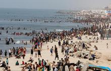 FOTO: Jernihkan Pikiran dari Trauma Perang, Warga Palestina Bondong-Bondong Padati Pantai Gaza saat Musim Panas
