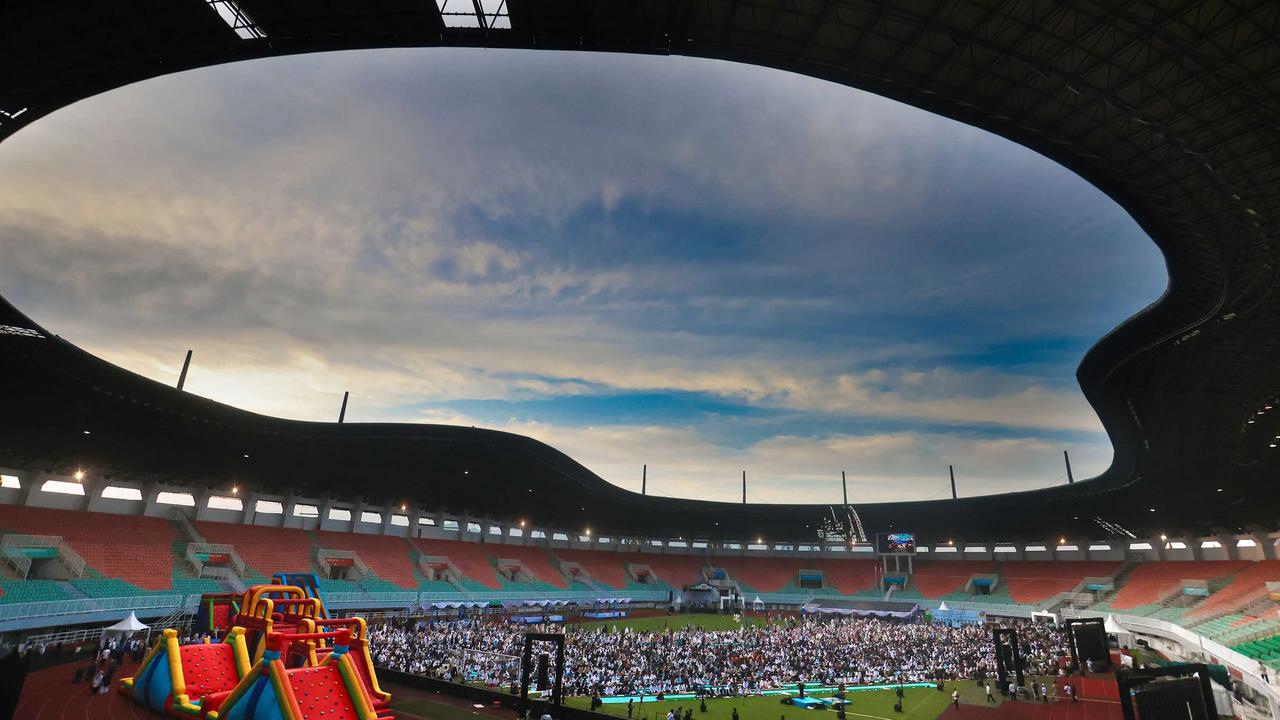 FOTO: Ribuan Warga Bogor Padati Stadion Pakansari untuk Shalat Idul Fitri