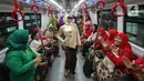 Mereka seolah-olah melakukan peragaan busana kebaya di dalam LRT Jakarta. (Liputan6.com/Angga Yuniar)