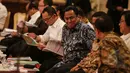 Para Menteri Kabinet Kerja saat menghadiri Sidang Kabinet Paripurna di Istana Negara, Jakarta, Senin (13/4/2015). Agenda tersebut membahas RKP 2016 dan pengarahan kepada menteri kabinet kerja. (Liputan6.com/Faizal Fanani)