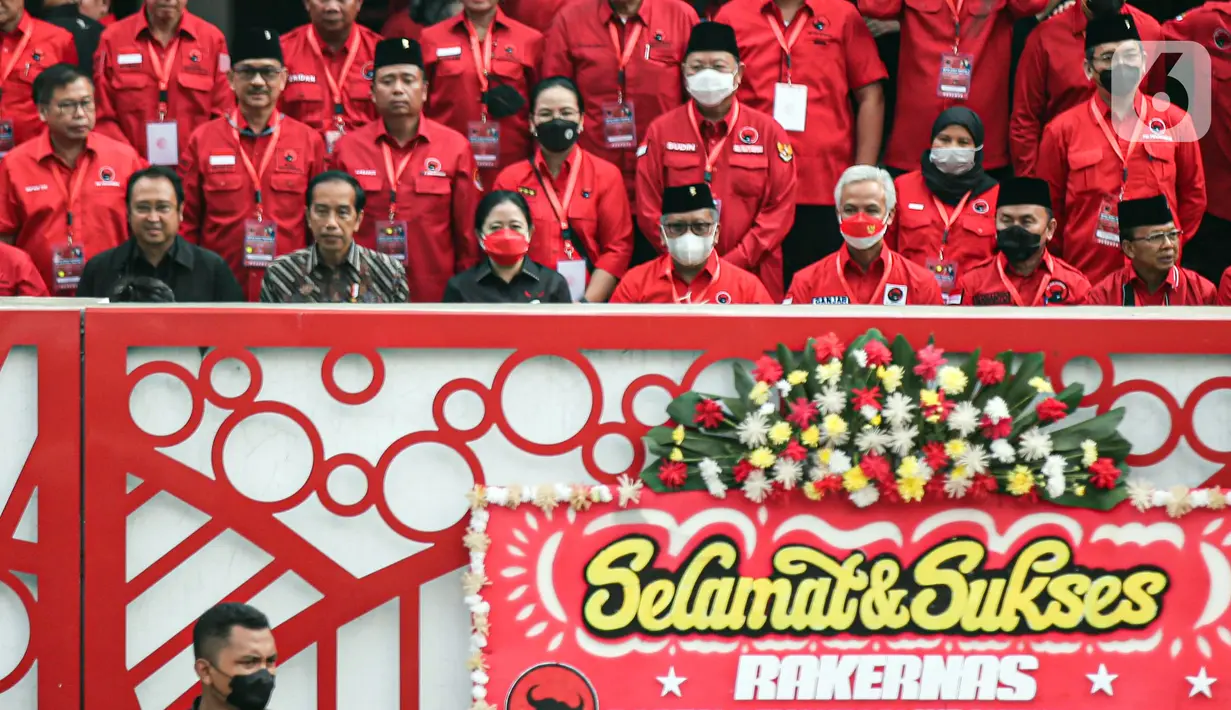 Presiden Joko Widodo atau Jokowi (kedua kiri) foto bersama sejumlah kader PDIP usai hadir dalam pemembuka Rakernas II PDIP di Jakarta, Selasa (21/6/2022). Rakernas PDIP kali ini mengusung tema "Desa Kuat, Indonesia Maju dan Berdaulat".  (Liputan6.com/Faizal Fanani)