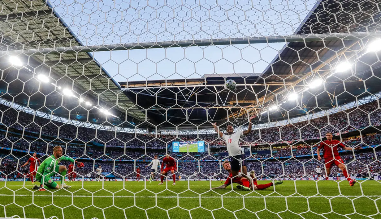 emain Inggris Raheem Sterling, tengah, bereaksi ketika pemain Denmark Simon Kjaer mencetak gol bunuh diri pada pertandingan semifinal Euro 2020 di Stadion Wembley, London, Kamis (8/7/2021). Inggris menang atas Denmark dengan skor 2-1. (AP Photo/Frank Augstein, Pool)