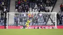 Kiper Skotlandia David Marshall tersangkut pada jaring gawang setelah gagal menyelamatkan tendangan jarak jauh pemain Republik Ceko Patrik Schick pada pertandingan Grup D Euro 2020 di Stadion Hampden Park, Glasgow, Inggris, Senin (14/6/2021). (AP Photo/Stu Forster, Pool)