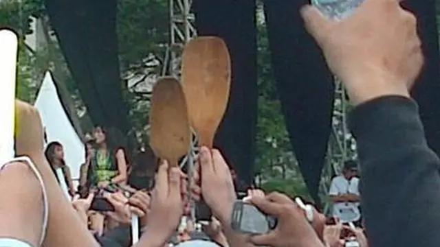 8 Potret Kelakuan Absurd Orang Saat Nonton Konser Ini Bikin Geleng Kepala