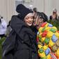 Rihanna dan A$AP Rocky tiba di Met Gala 2021 di Metropolitan Museum of Art pada 13 September 2021 di New York, Amerika Serikat (AS). (ANGELA WEISS/AFP)