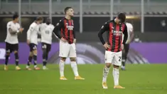 Gelandang AC Milan, Brahim Diaz (kanan) tertunduk setelah pemain Lille Yusuf Yazici mencetak gol pada pertandingan grup H Liga Europa di Stadion San Siro, di Milan, Italia, Kamis (5/11/2020). Lille menang telak atas AC Milan 3-0. (AP Photo/Luca Bruno)
