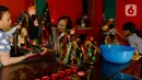 Warga keturunan Tionghoa bergotong royong membersihkan rupang atau patung dewa di Klenteng Kong Miao, Jakarta, Sabtu (18/1/2020). Menyambut Tahun Baru Imlek 2571 pada 25 Januari 2020, warga keturunan Tionghoa mulai membersihkan peralatan sembahyang dan menghias Klenteng. (merdeka.com/Imam Buhori)