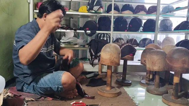 Sunarso (46), salah seorang perajin blangkon asal Dusun Beji, Kalurahan Sidoarum, Kapanewon Godean