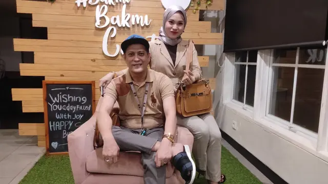 Gus Anom bersama dengan istrinya