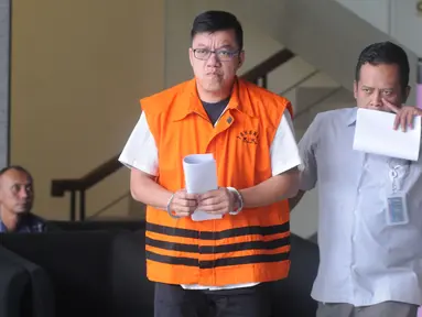 Pemegang saham mayoritas PT Bintuni Energy Persada David Manibui usai menjalani pemeriksaan di Gedung KPK, Jakarta, Selasa (24/9/2019). Dia diperiksa sebagai tersangka dugaan suap pengadaan pekerjaan peningkatan jalan di Kabupaten Jayapura pada APBD-P Pemprov Papua TA 2015. (merdeka.com/Dwi Narwoko)