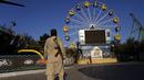 Seorang pasukan Taliban berjaga di sebuah taman, di Kabul, Afghanistan, Kamis (10/11/2022). Tim Taliban akan mulai memantau perusahaan untuk memeriksa apakah perempuan masih menggunakan taman dan pusat kebugaran. (AP Photo/Ebrahim Noroozi)
