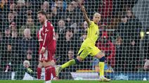 Pemain Tottenham Hotspur, Richarlison, melakukan selebrasi setelah mencetak gol ke gawang Liverpool pada laga pekan ke-30 Premier League di Stadion Anfield, Minggu (15/03/2026). (Peter Byrne/PA via AP)