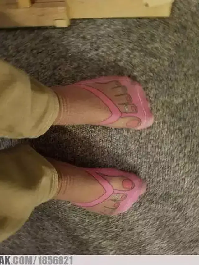 6 Desain Kaus Kaki Nyeleneh Ini Bikin Salah Fokus, Harus Dilihat Dua Kali