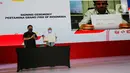 Direktur Utama Pertamina Nicke Widyawati dan Managing Director Dorna Sports, S.L, Carlos Ezpeleta (secara online) disaksikan Menteri BUMN, Erick Thohir menandatangani perjanjian kerjasama antara Pertamina dengan Dorna Sports di Jakarta, Rabu (9/2/2022).(Liputan6.com/Fery Pradolo)