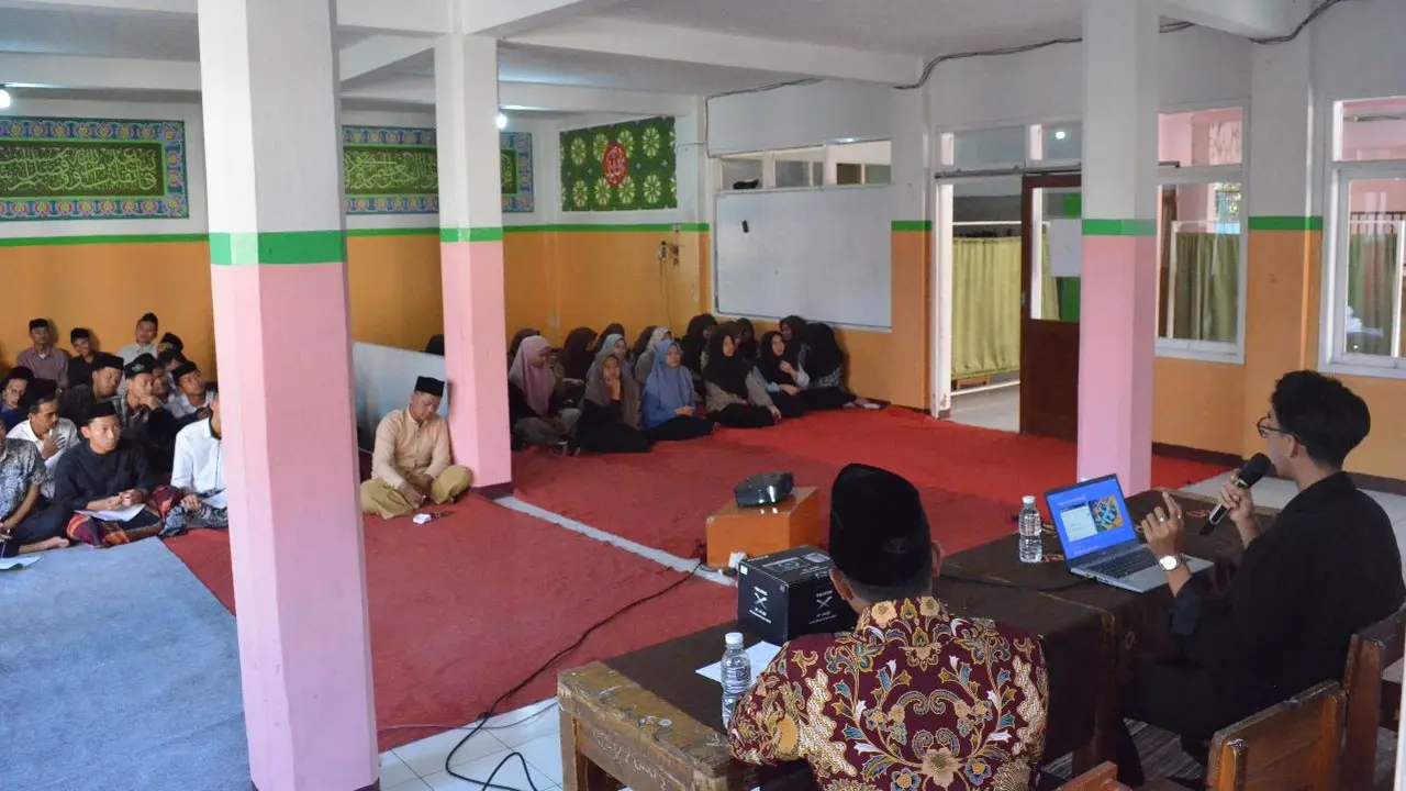 Santri Dukung Ganjar menggelar pelatihan digital marketing dan sosial media di Ponpes Pesantren Al-Falah Sumedang. (Istimewa)