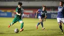Taisei Marukawa juga mempunyai akurasi tinggi dalam melepaskan umpan ke jantung pertahanan lawan. Bahkan, ia juga ahli dalam melepaskan sepakan keras dari luar kotak penalti yang membuat penjaga gawang lawan sering kerepotan menghadapinya. (Bola.com/Bagaskara Lazuardi)