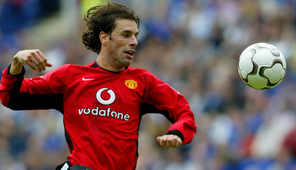 Ruud van Nistelrooy yang didatangkan Manchester United pada awal musim 2001/2002 dari PSV Eindhoven mampu mencetak total 36 gol dan 8 assist di semua kompetisi pada musim 2001/2002 dari 49 laga. Ketajamannya berlanjut pada musim keduanya dengan menjadi top skor Premier League 2002/2003 dengan mencetak 25 gol sekaligus membawa MU meraih gelar juara. (AFP/Adrian Dennis)