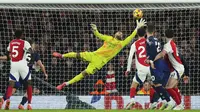 Kiper Arsenal, David Raya berusaha menghalau bola pada laga lanjutan Liga Inggris 2024/2025 melawan Manchester United di Emirates Stadium, London, Inggris, Kamis (05/12/2024) WIB. (AP Photo/Kirsty Wigglesworth)