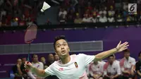 Tunggal putra Indonesia, Anthony Ginting saat melawan pemain China, Shi Yuqi pada final Bulutangkis Beregu Putra Asian Games 2018 di Jakarta, Rabu (22/8). Gim ketiga tidak berakhir lantaran cedera yang dialami Anthony. (Liputan6.com/Helmi Fithriansyah)