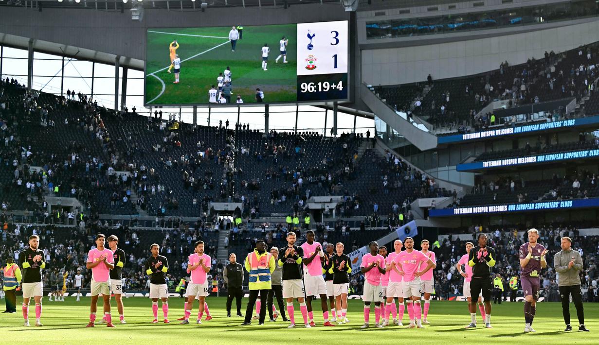 Kekalahan itu jadi petaka buat tim berjulukan The Saints tersebut. Southampton harus turun kasta pada musim depan ke Championship. (AFP/Glyn Kirk)