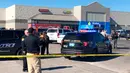 Polisi berjaga setelah penembakan di tempat parkir Walmart, Duncan, Oklahoma, Amerika Serikat, Senin (18/11/2019 ). Pelaku menembak dua orang dalam mobil sebelumnya akhirnya menembak dirinya sendiri. (AP Photo/Sean Murphy)
