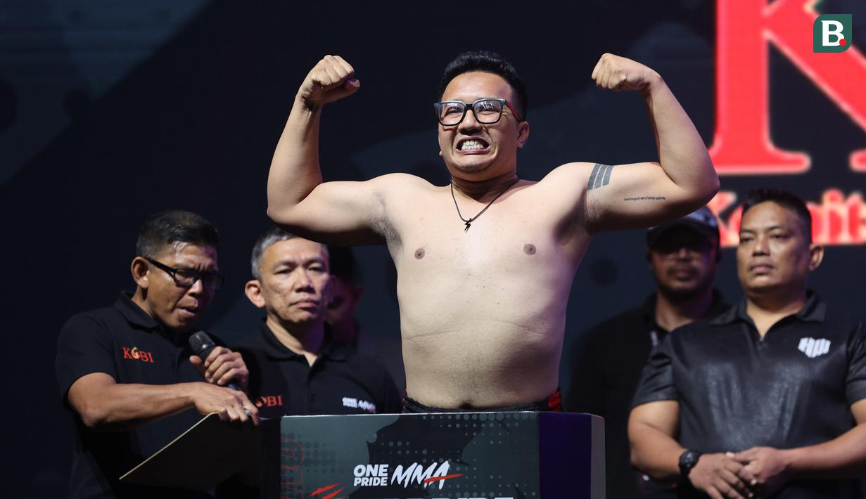 Format ini menyajikan pertarungan berdiri murni, tanpa melibatkan pertarungan di bawah (ground fight) atau kuncian (submission), menawarkan alternatif menarik dalam ekosistem olahraga tarung. Salah satu duel Hystrike yang tersaji adalah pertarungan antara influencer Pinter Berantem melawan Preman Pensiun. (Bola.com/M Iqbal Ichsan)