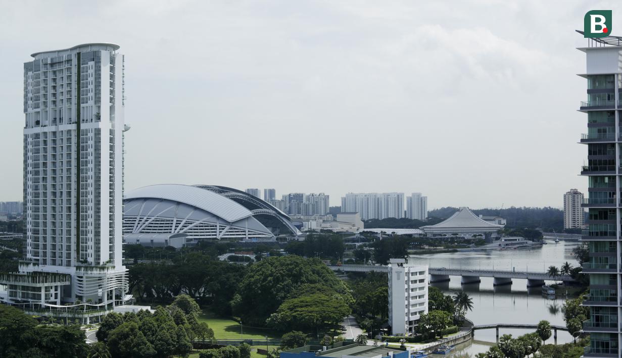Suasana tampak luar dari Stadion Nasional di Singapura, Kamis (8/11). Stadion ini akan menggelar laga Piala AFF 2018 antara Singapura melawan Timnas Indonesia. (Bola.com/M. Iqbal Ichsan)
