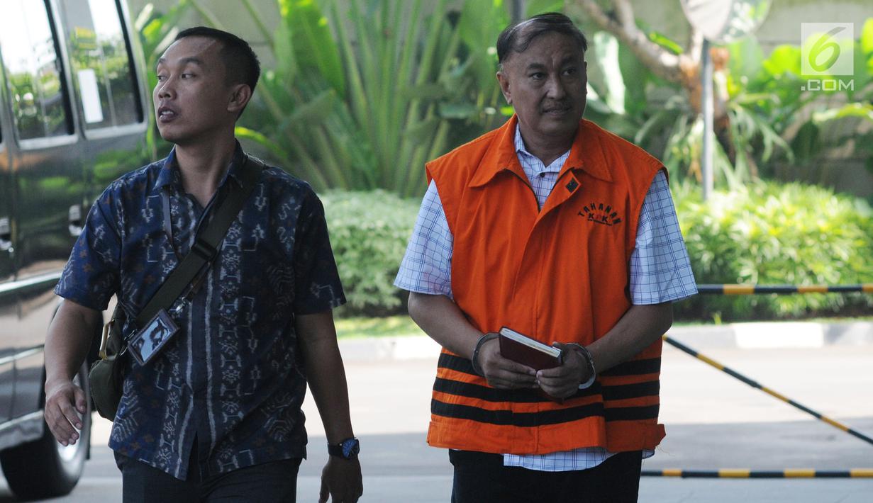 Anggota Komisi VIII DPR Fraksi Golkar nonaktif Markus Nari (kanan) dikawal petugas saat tiba di Gedung KPK, Jakarta, Jumat (3/5/2019). Markus Nari diperiksa untuk pelengkapan berkas terkait kasus dugaan korupsi proyek pengadaan e-KTP. (merdeka.com/Dwi Narwoko)