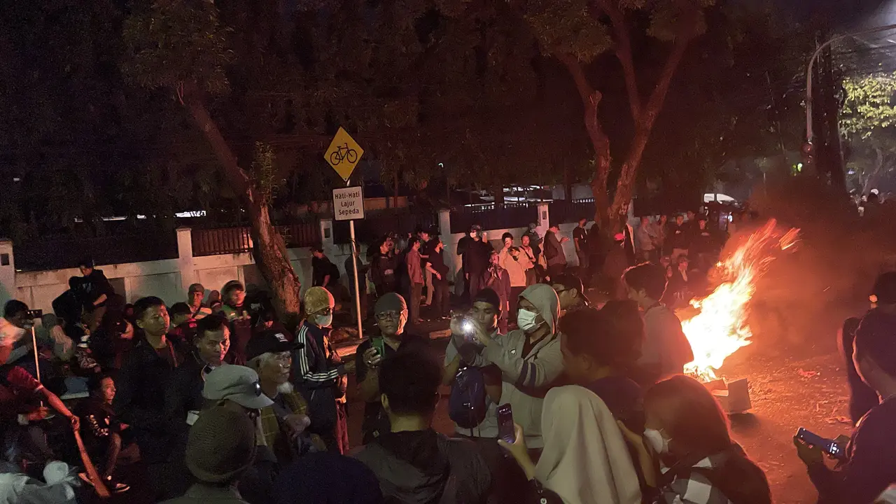 Massa melakukan aksi bakar-bakar di depan gedung KPU jelang pengumuman hasil pemilu 2024, Rabu malam (20/3/2024). (Liputan6.com/Ady Anugrahadi)