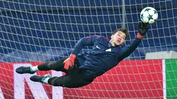 Aksi kiper Manchester City, Ederson berusaha mengahalau bola saat latihan di Kharkiv, Ukraina (5/12). Manchester City akan bertanding melawan Shakhtar Donetsk pada grup F Liga Champions. (AFP Photo/Genya Savilov)