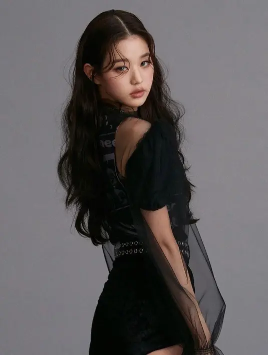 Sebelum bergabung dengan IVE, Wonyoung sudah menarik perhatian sejak terlibat di ajang Produce 48 dan bergabung di IZONE. Selain cantik mempesona, Wonyoung juga memancarkan aura mahal dari gaya busananya. (Instagram/for_everyoung10).