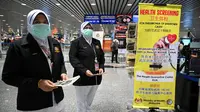 Petugas kesehatan Malaysia dikerahkan untuk kesiagaan terhadap penyebaran coronavirus di Bandara Internasional Kuala Lumpur pada Selasa (21/1/2020). Malaysia meningkatkan kesiagaan terhadap penyebaran virus corona misterius mirip pneumonia di semua titik masuk internasional. (MOHD RASFAN/AFP)