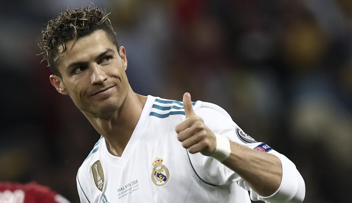 6. Cristiano Ronaldo - El Real berani menebus mahar £80 juta demi datangkan Ronaldo dari Man United. Takut bintang nya pergi, Real Madrid terpaksa mencantumkan klausul kontrak €1 miliar. (AFP/Isabella Bonotto)