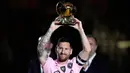 Setelah menerima jumlah poin sama dengan Haaland yang difavoritkan untuk menjadi pemenang, dari sistem pemberian nilai dari pemungutan suara yang didapat dari kapten-kapten timnas, para pelatih, pewarta, dan penggemar, Messi dinyatakan berhak memenangi penghargaan tersebut. (AP Photo/Lynne Sladky, File)