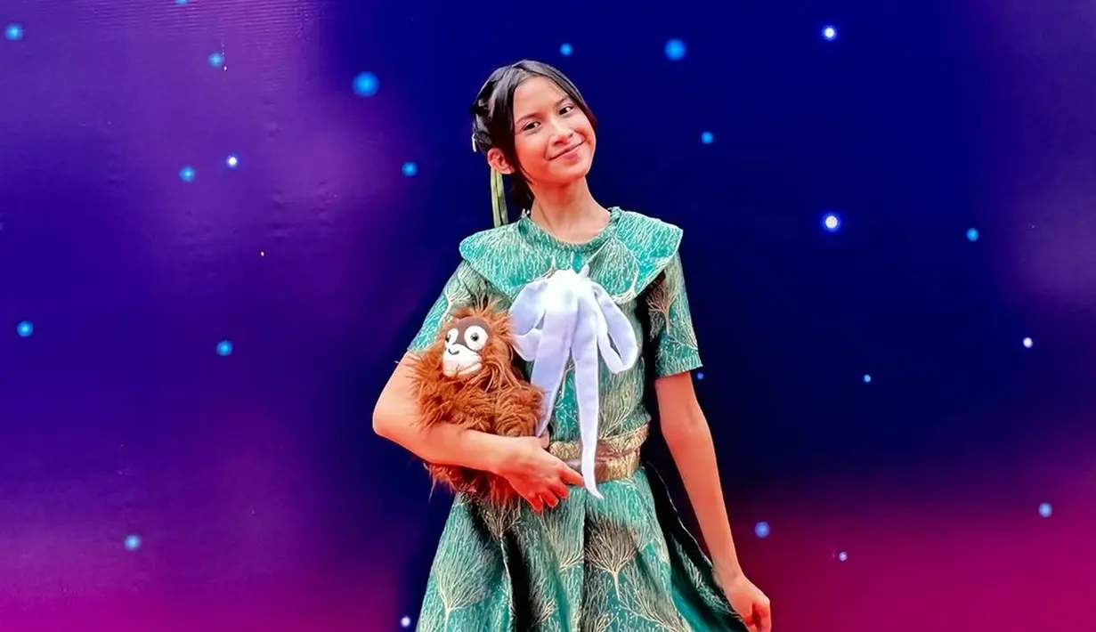 8 tahun wara wiri di industri hiburan, artis cilik berusia 13 tahun ini sudah meraih 3 penghargaan di bidang musik. Main di Petualangan Sherina 2, dukungan mengalir untuk artis cilik yang baru debut main film ini. Berikan yang maksimal untuk film pertamanya, diungkapkan Quinn mengaku dirinya sampai harus menjalani latihan fisik. (Liputan6.com/IG/@quinnsalman)