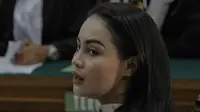 Aktris Jeniffer Dunn saat menjalani sidang perdana penyalahgunaan narkoba di Pengadilan Negeri Jakarta Selatan, Kamis (5/4). Sidang tersebut beragendakan pembacaan dakwaan. (Liputan6.com/Faizal Fanani)