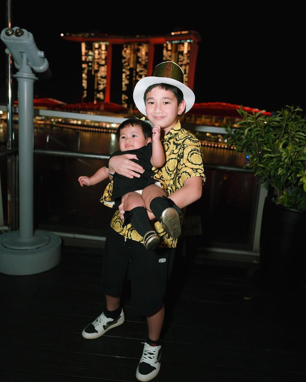 Potret Gemas Rafathar Gendong Lily, Ekspresinya Bikin Netizen Tersentuh