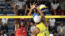 Pevoli pantai Indonesia, Ade Chandra, melakukan block saat melawan Thailand pada laga final voli pantai beregu putra SEA Games di Subic Court Tennis, Filipina, Jumat (6/12). Indonesia berhasil meraih emas. (Bola.com/M Iqbal Ichsan)