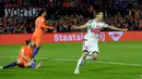 Gol hiburan pemain Belarus, Alexei Rios ke gawang Belanda pada kualifikasi Piala Dunia 2018 di Stadion De Kuip, Rotterdam. Belanda menang 4-1. (REUTERS/United Photos/Toussaint Kluiters)