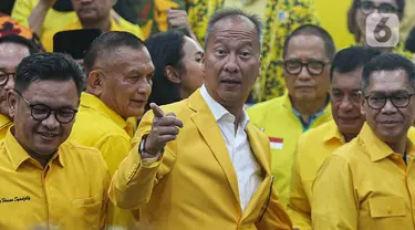 Pelaksana Tugas (Plt) Ketua Umum Partai Golkar, Agus Gumiwang Kartasasmita usai memberikan keterangan terkait hasil rapat pleno pengurus Dewan Pimpinan Pusat (DPP) Partai Golkar di Gedung Golkar Slipi, Jakarta Barat, Selasa (13/8/2024). (Liputan6.com/Angga Yuniar)