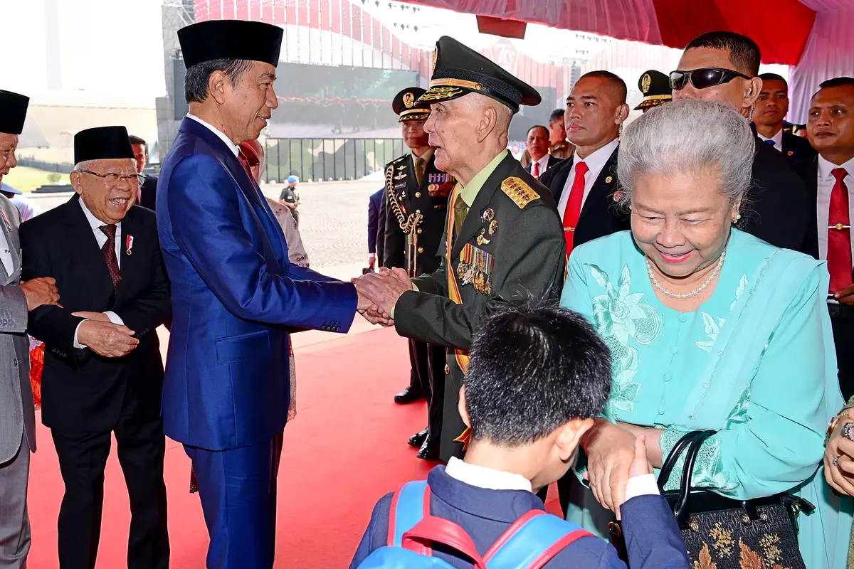 Presiden Joko Widodo atau Jokowi menyalami Wapres ke-6 RI, Try Sutrisno saat HUT ke-79 TNI di Lapangan Monas Jakarta, Sabtu 5 Oktober 2024.