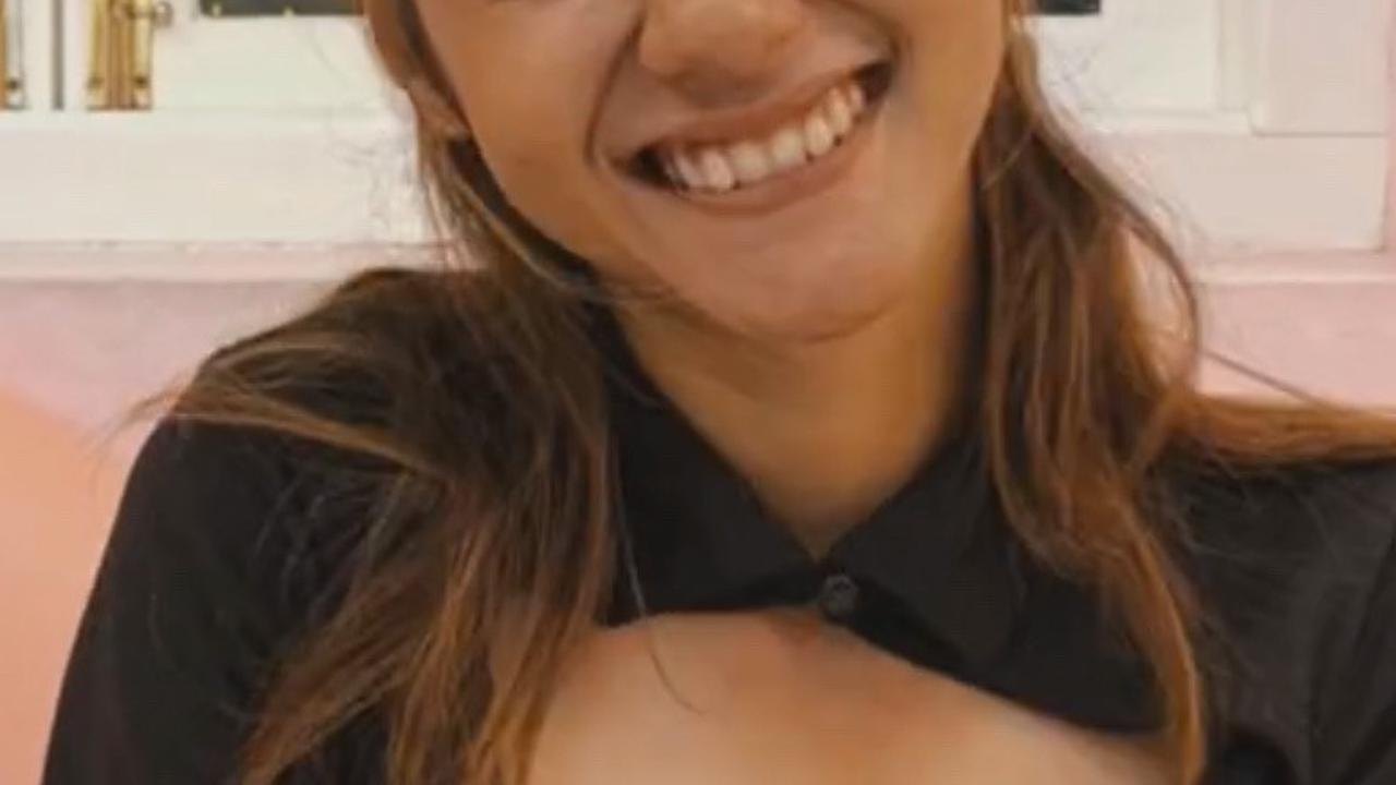 Bentuk bibir yang mirip ini membuat senyum Klaudia juga hampir tak ada bedanya dengan Pevita. Susunan giginya yang rapi membuat senyum Klaudia tak kalah manis.