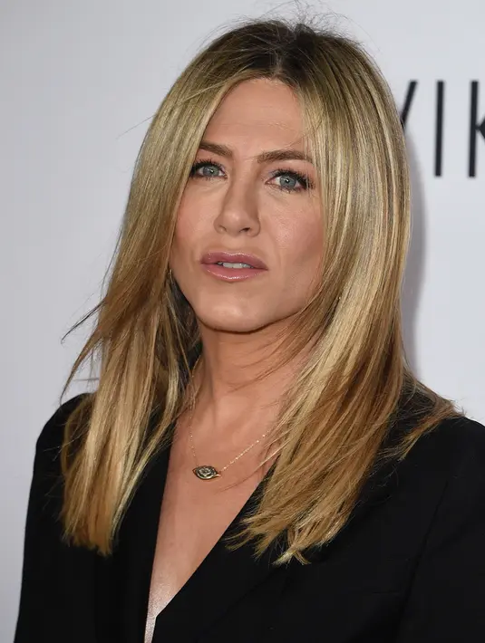 Pose seksi Jennifer Aniston saat menghadiri premiere film " Mothers Day" di TCL Chinese Theatre IMAX di Hollywood, California, USA (14/4). (AFP PHOTO/Kevin Musim Dingin)