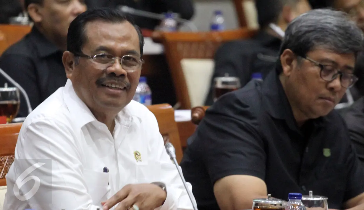 Jaksa Agung H. M. Prasetyo saat rapat dengan Komisi III DPR RI di Kompleks Parlemen, Senayan, Jakarta, Rabu (1/2). Prasetyo mengatakan tindak pidana khusus yang akan masuk dalam KUHP salah satunya ialah tindak pidana korupsi. (Liputan6.com/Johan Tallo)