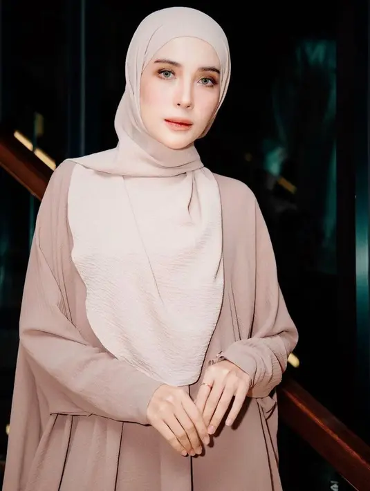 Selebgram dan pebisnis Hamidah tampil elegan mengenakan gamis berwarna nude yang dipadukan hijab warna beige. [@snap.nuel/@rezartemeviaofficial/@ochiipramita]