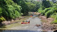 Pertamina Hulu Rokan bersama Ditjen PPKL Kementerian Lingkungan Hidup dan Kementerian melakukan susur sungai dan aksi bersih di Sungai Ciliwung, Kota Depok. (Liputan6.com/Dicky Agung Prihanto)