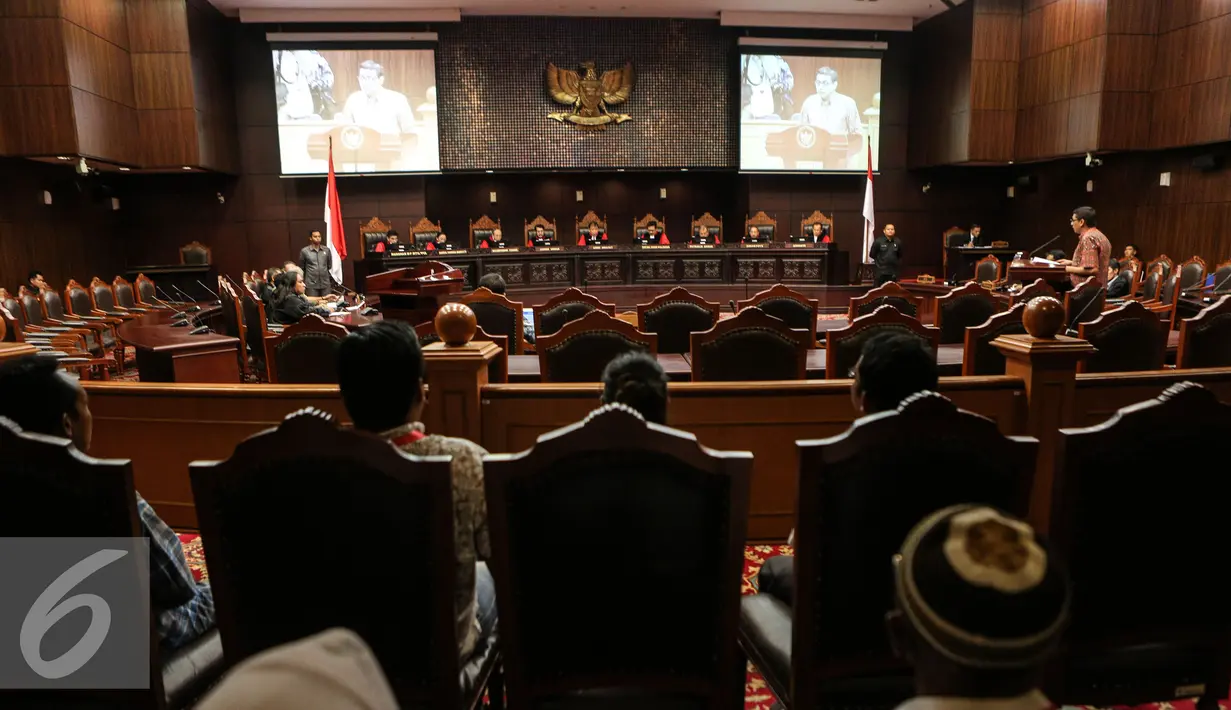 Suasana sidang Uji Materi UU KPK dengan pemohon Wakil Ketua KPK non Aktif KPK Bambang Widjojanto di Mahkamah Kontitusi, Jakarta, Selasa (23/6/2015). Sidang menghadirkan dua saksi ahli guna menguji materi UU No.30 Tahun 2002. (Liputan6.com/Faizal Fanani)