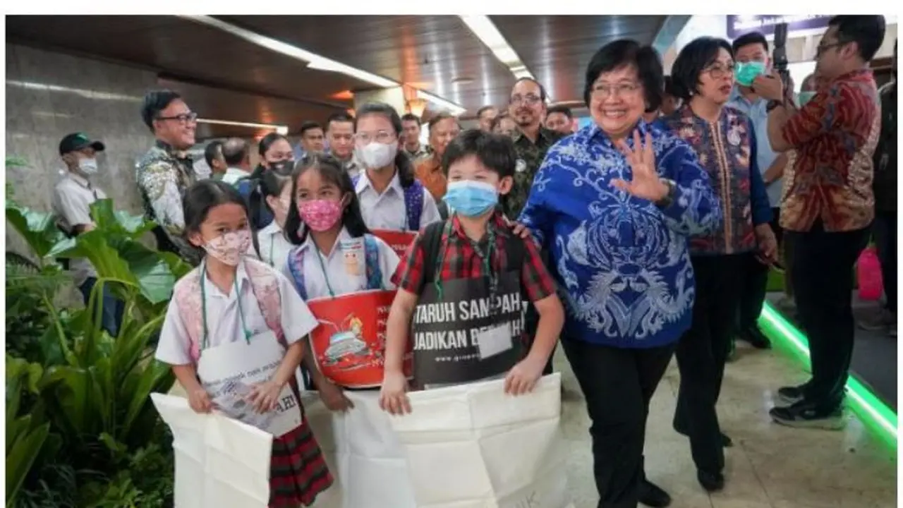 Menteri Lingkungan Hidup dan Kehutanan (LHK) Siti Nurbaya di Festival Peduli Sampah Nasional 2023